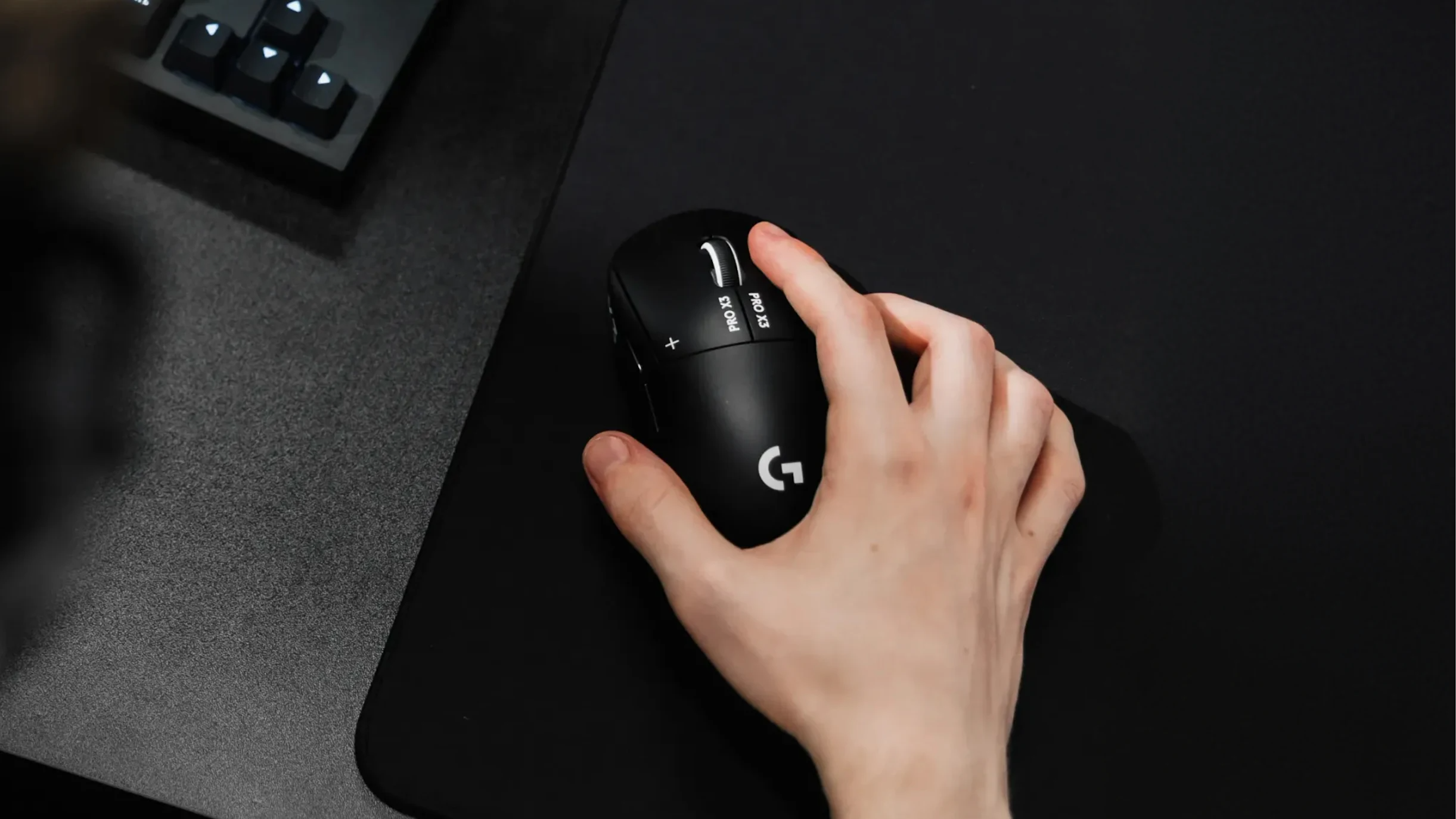Logitech G PRO X3 SUPERSTRIKE Negro Medianoche en la mano de un jugador durante su uso