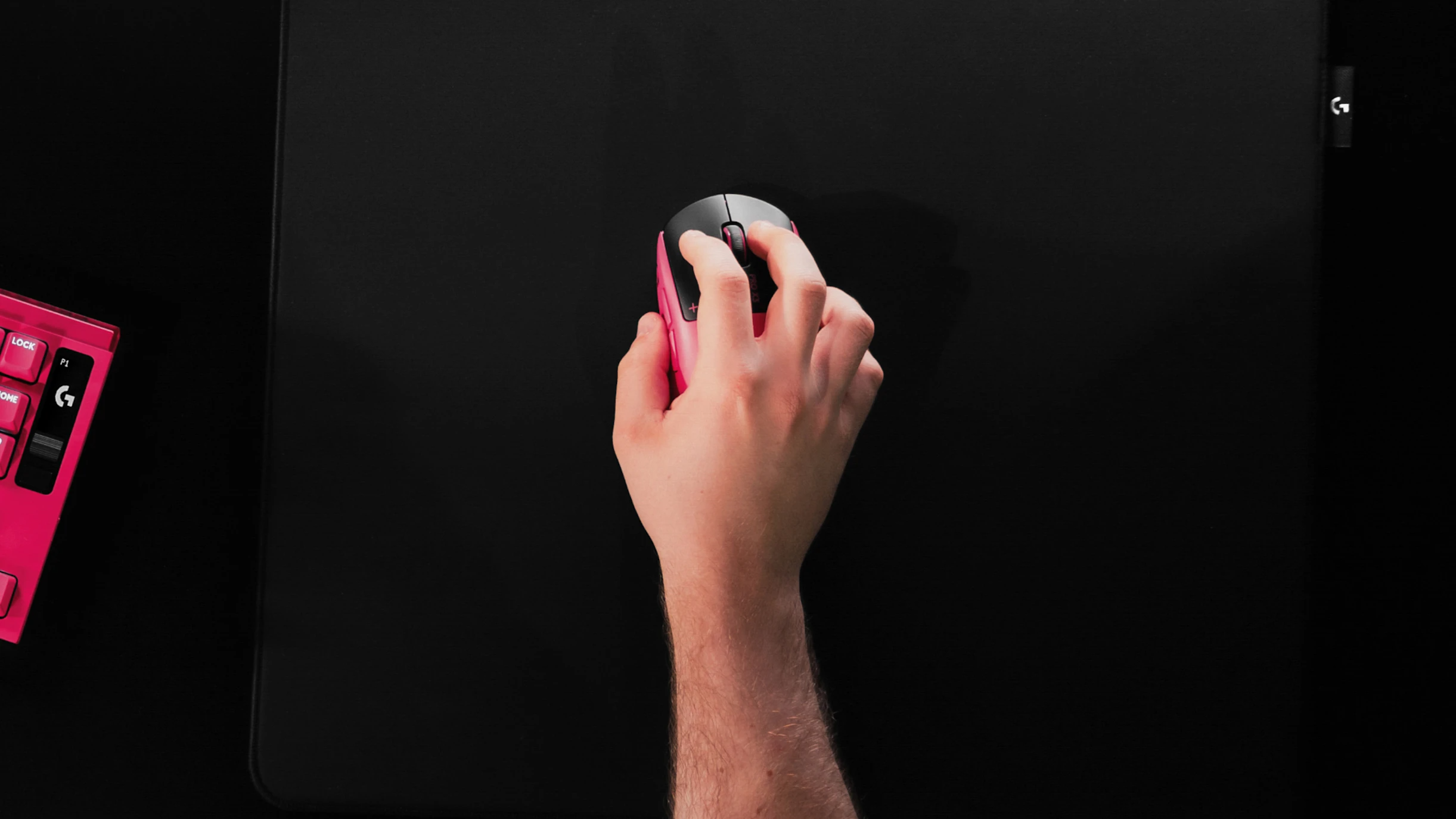 Logitech G PRO X3 SUPERSTRIKE Magenta Eclipse durante una partida