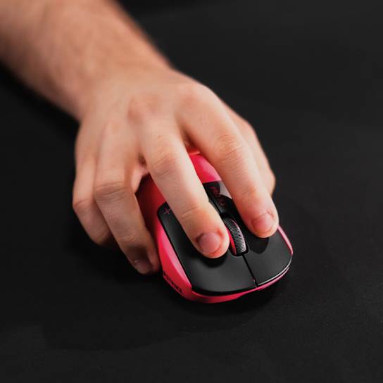 Mouse Logitech G PRO X3 SUPERSTRIKE Magenta Eclipse en entorno gamer