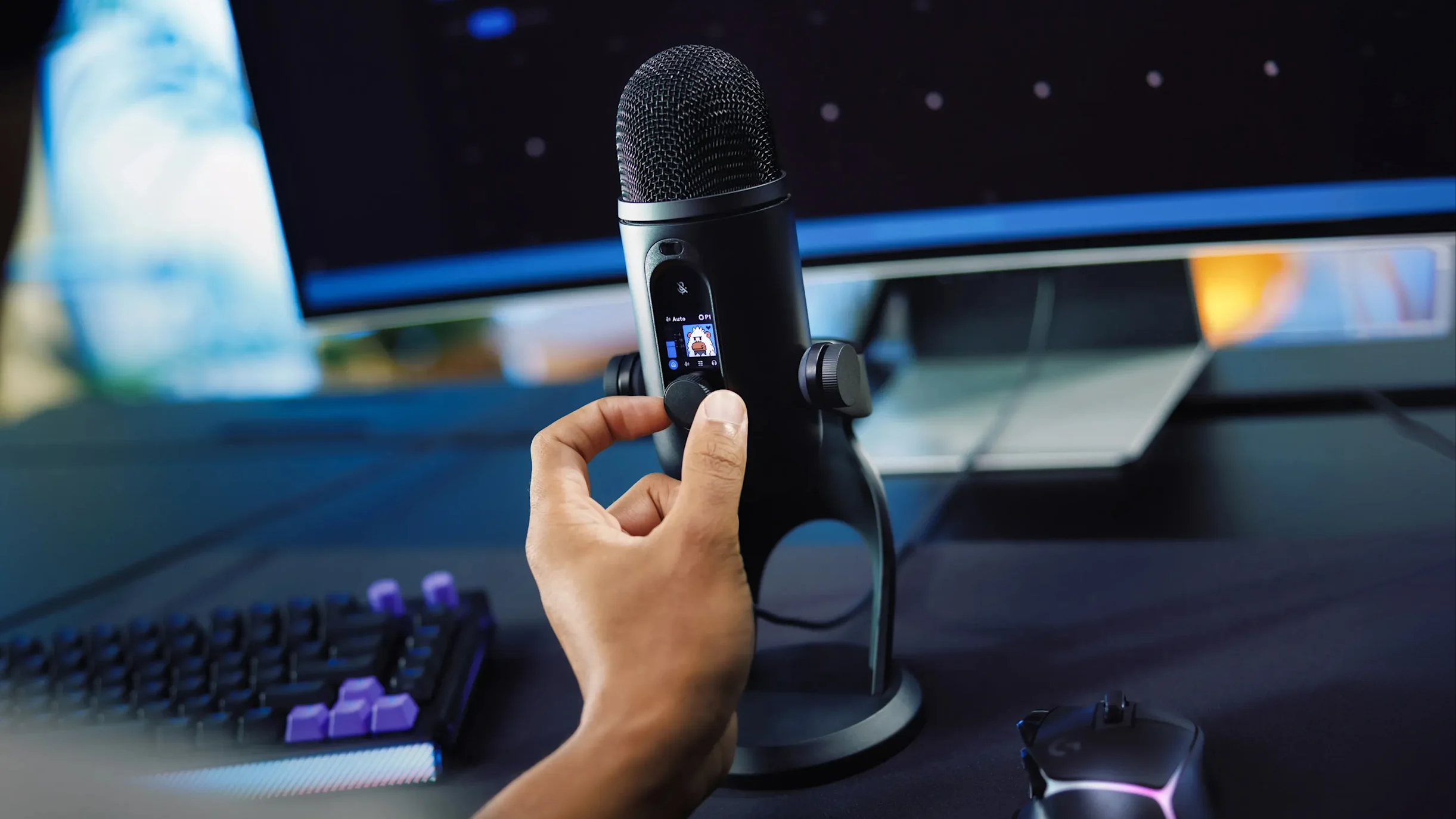 Logitech G YETI 2 Negro utilizado por una persona, fotografía lifestyle
