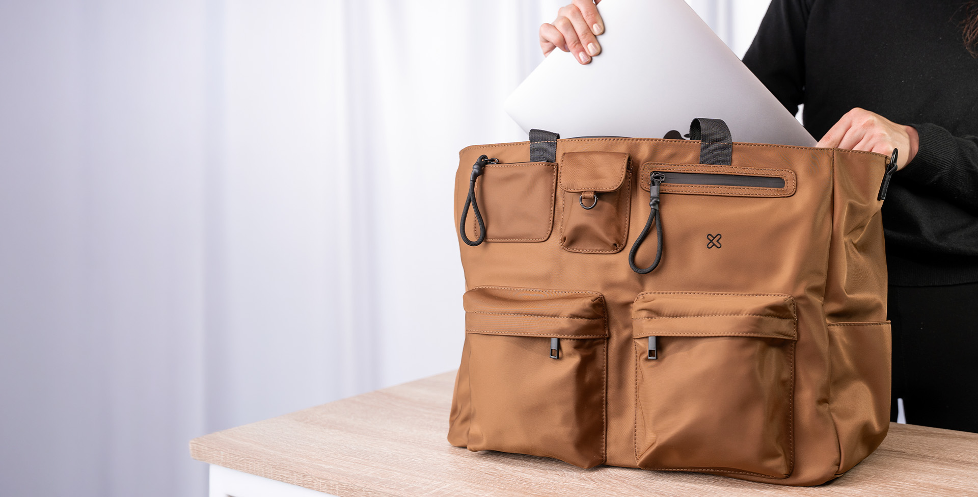 Bolso tote Klip Xtreme Nomadia KLB-851 con notebook durante una jornada
