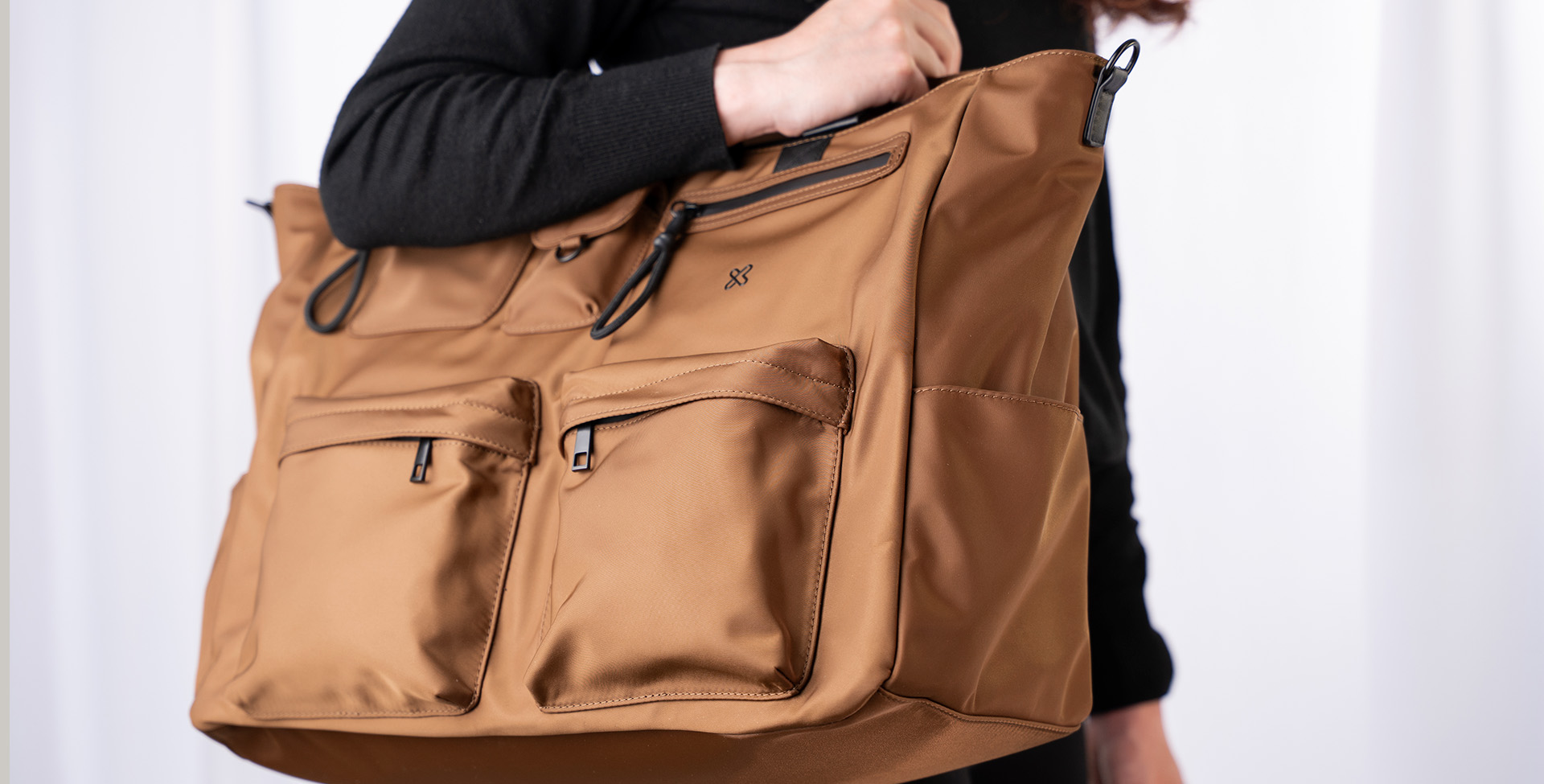 Bolso de viaje Nomadia KLB-851 llevado por su asa de mano