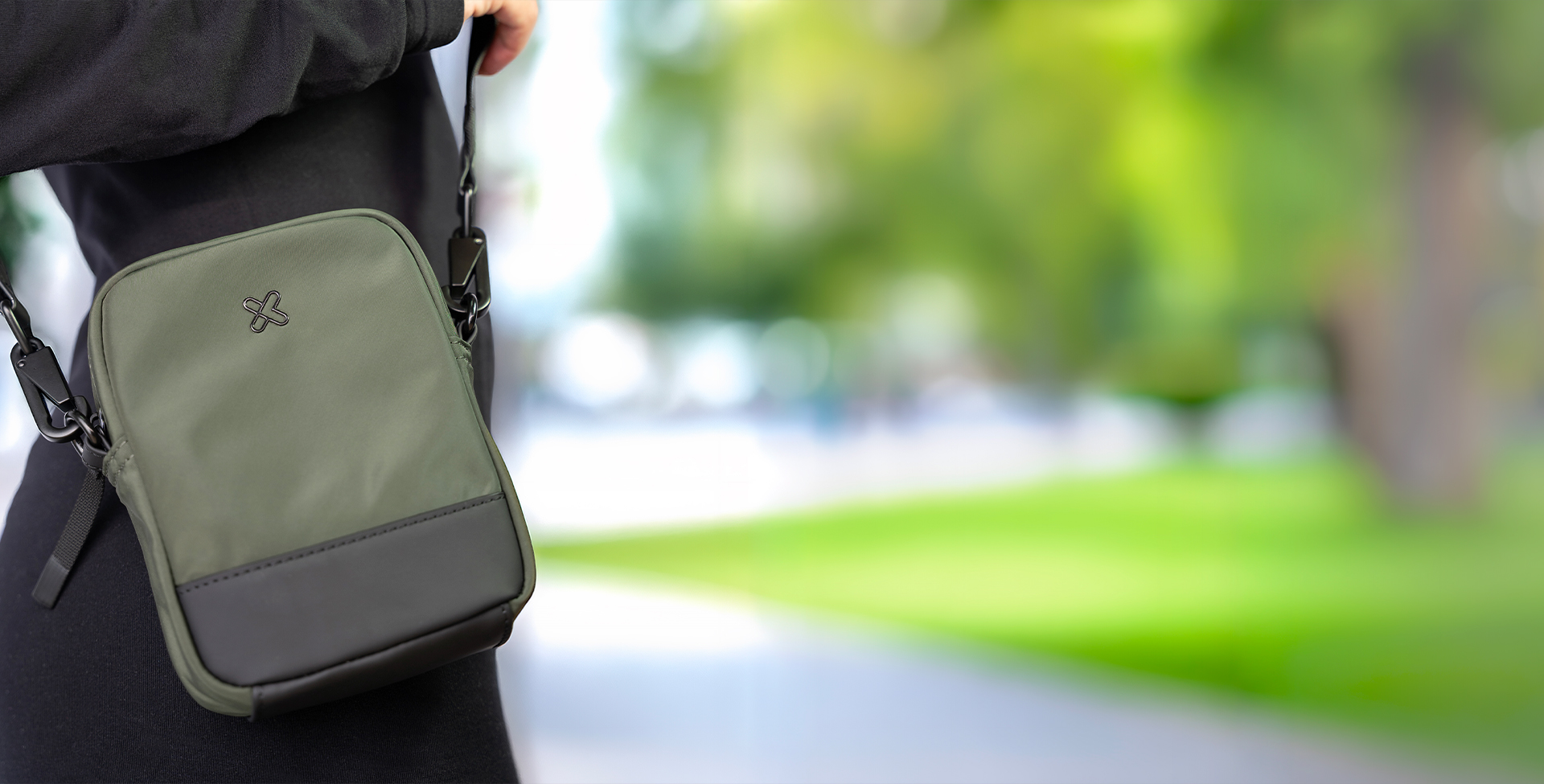 Presentación lifestyle del bolso para celular Modevo KCB-451 verde y negro