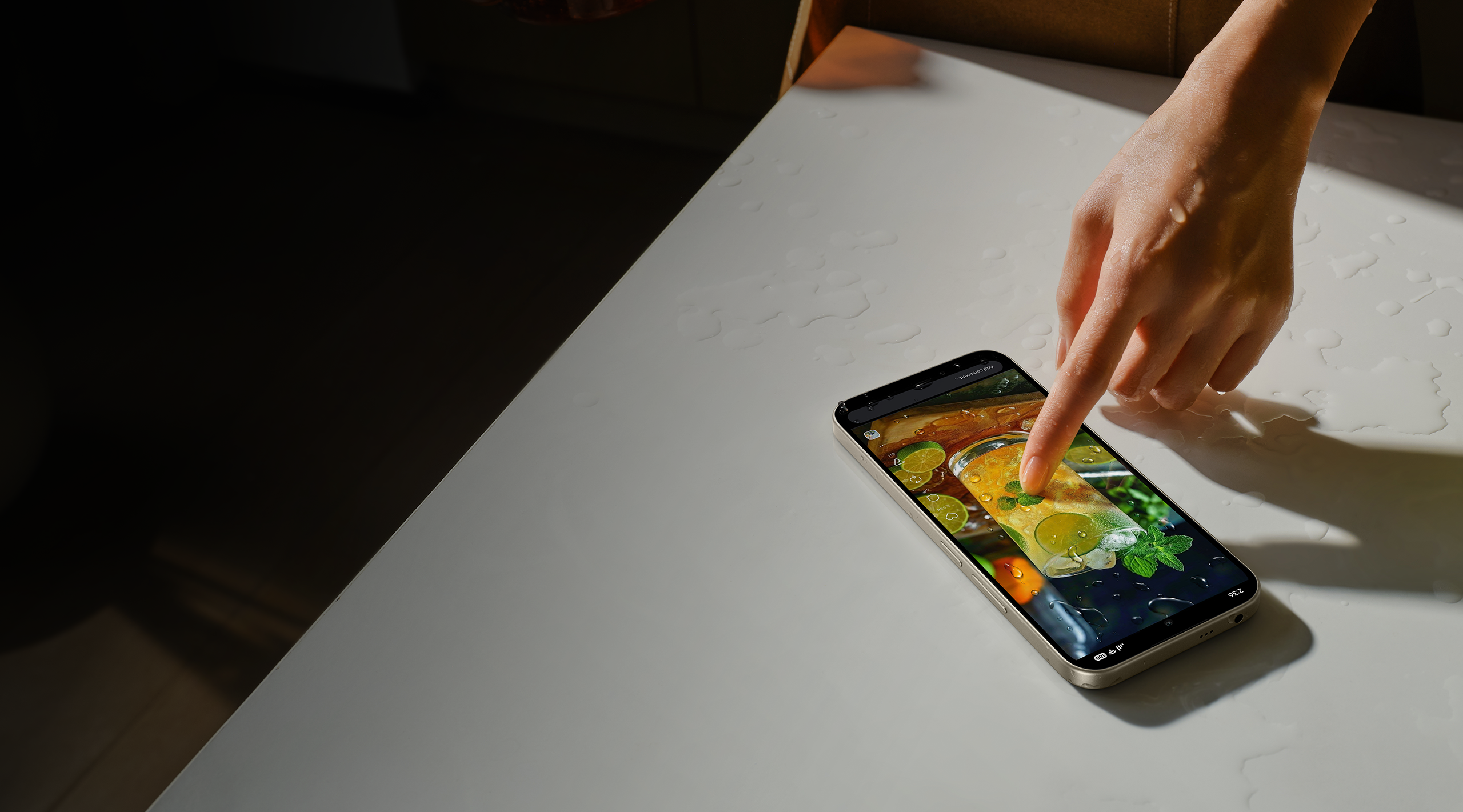 Imagen oficial ilustrativa de la resistencia IP64 del Redmi 17 5G