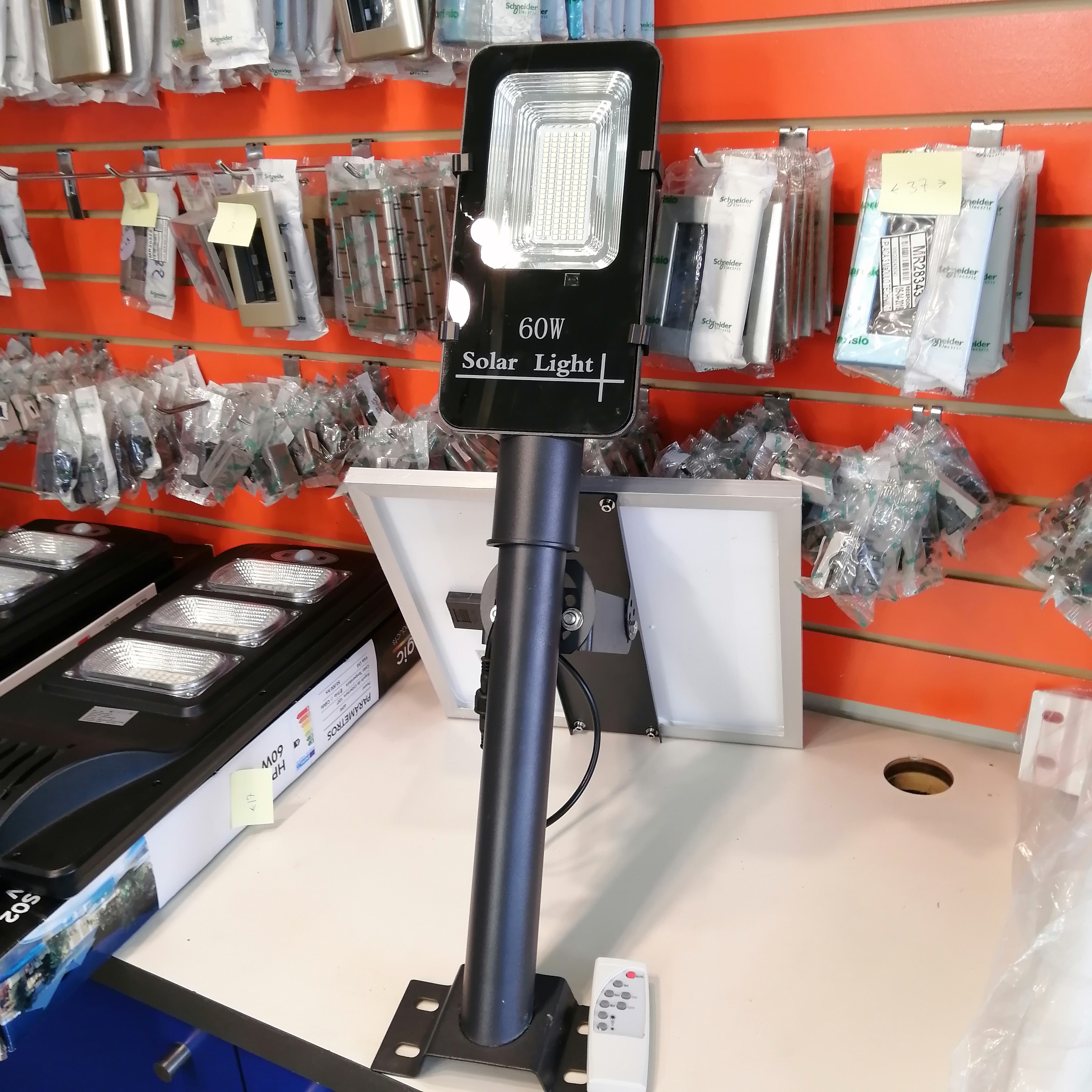 Poste solar alumbrado publico LED 60w linea profesional
