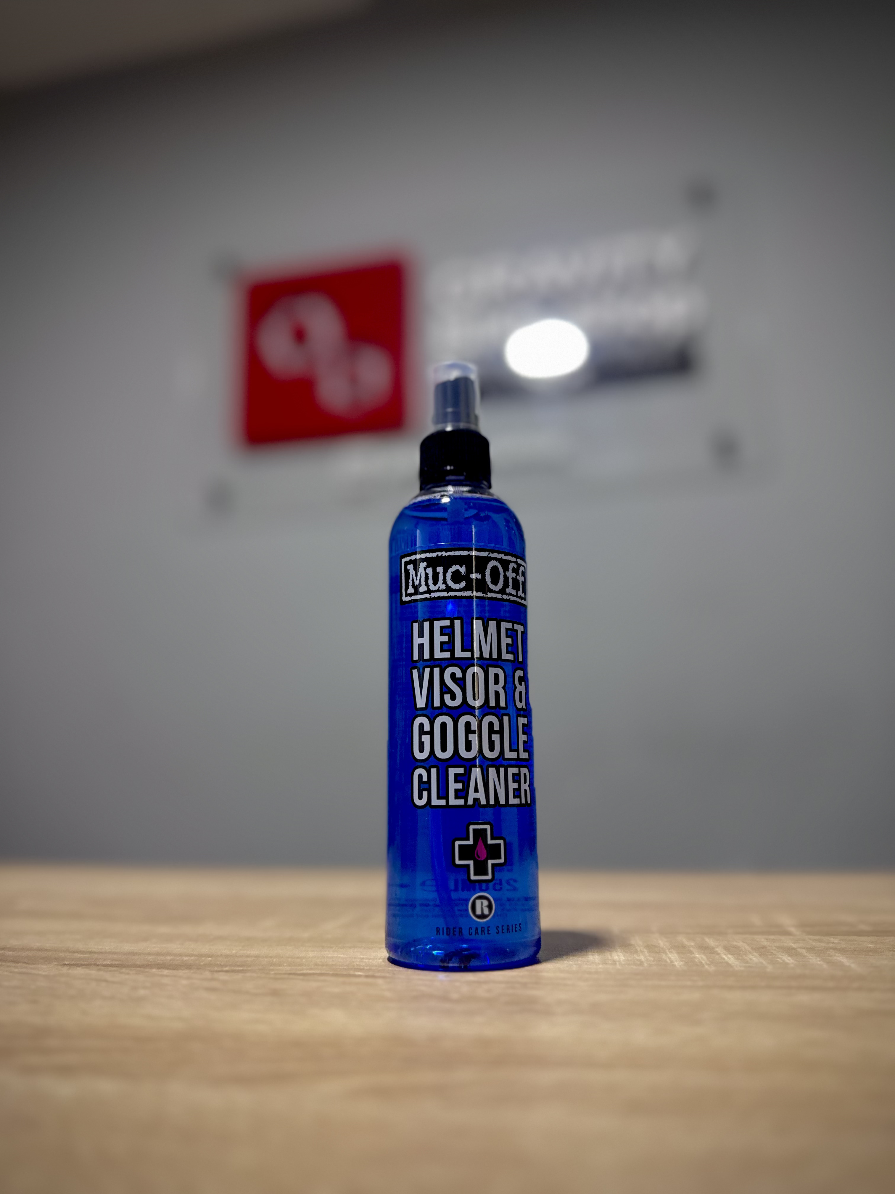 LIMPIADOR MUC-OFF DE ANTIPARRA Y VISOR - 250 ml.