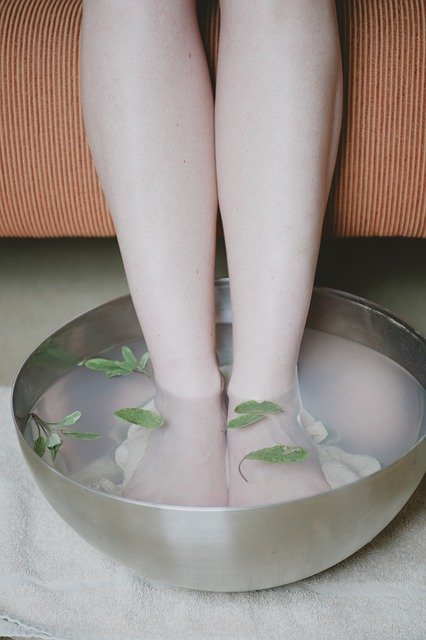 BAÑO DE SAL EN LOS PIES PARA DESCARGAR LAS ENERGIAS PESADAS