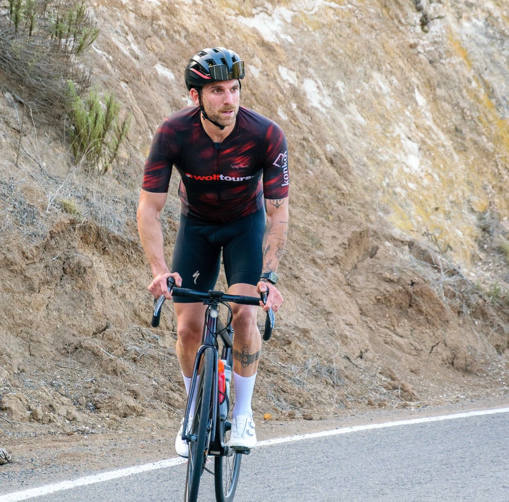 Ciclista con el kit Wolf Tours en ruta de montana