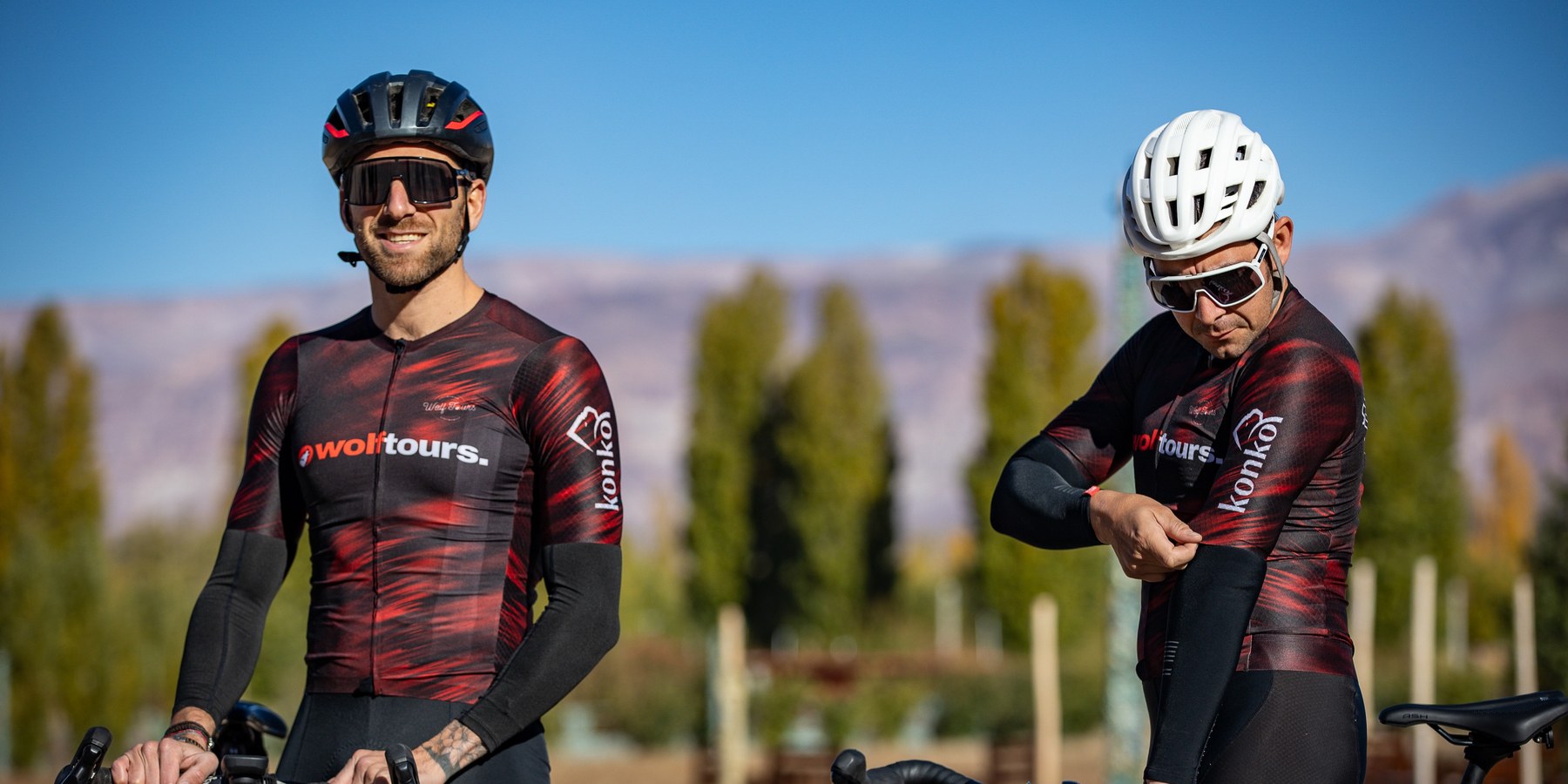 Dos ciclistas con el kit Wolf Tours